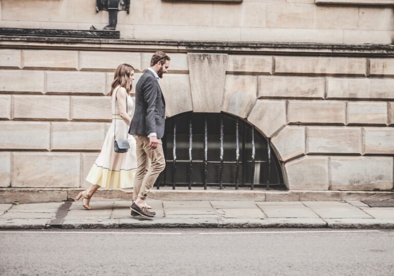 Photo Couple walking